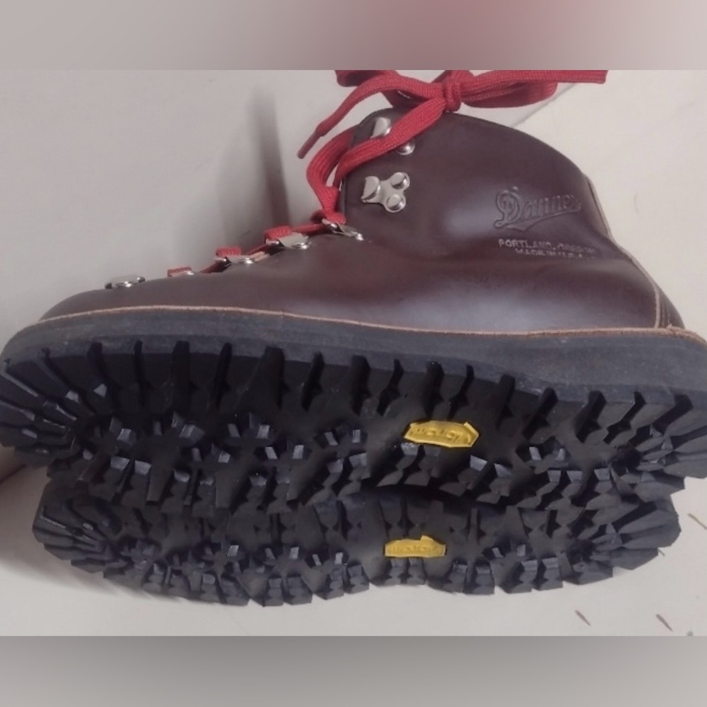 USA Handmade Danner Mountain Light Cascade Boots with Red Laces - Picture 2 of 8